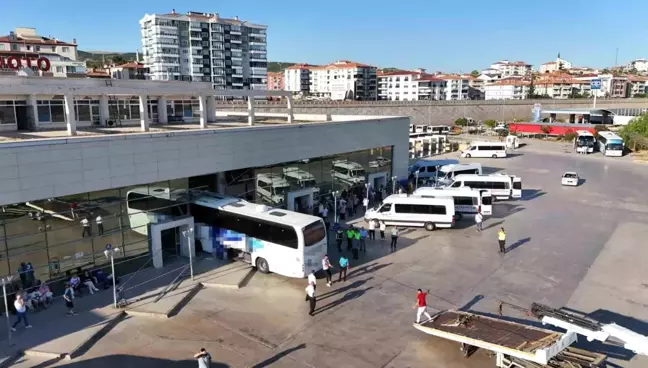 Kırıkkale'de park halindeki otobüs otogar binasına daldı: 3 yolcu yaralandı