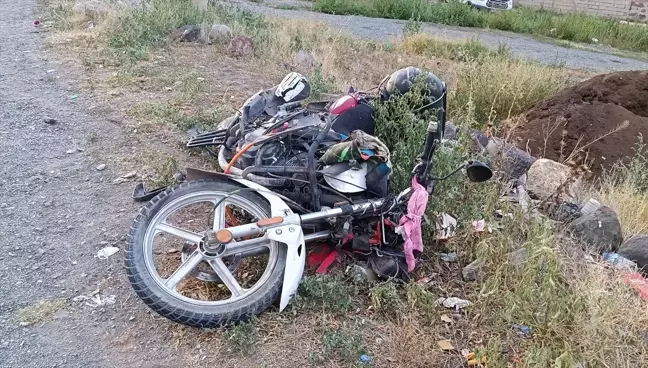 Kağızman'da motosiklet ile kamyonetin çarpışması sonucu bir kişi ağır yaralandı