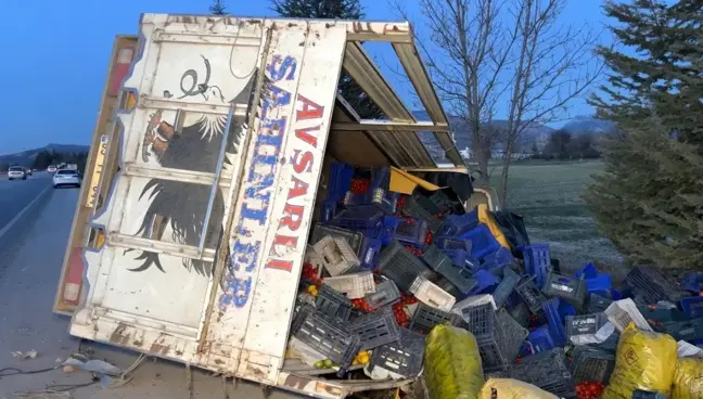 Burdur'da Sebze Yüklü Kamyonet Devrildi: 2 Yaralı