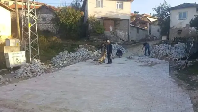 Çavdarhisar'da 13 Köye, İmece Usulü Kilitli Parke Taşı