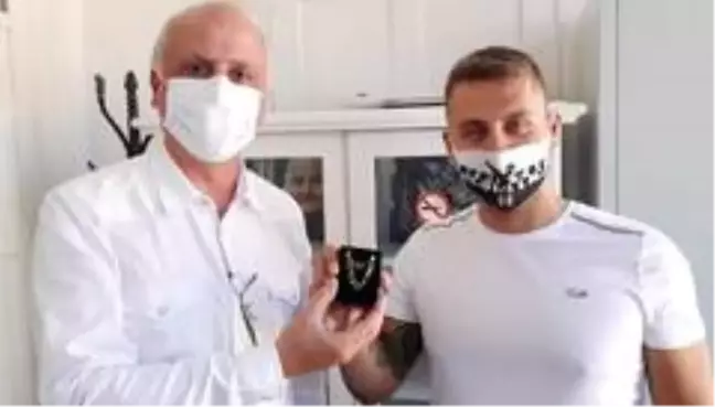 Bulduğu altın takıları belediyeye teslim etti