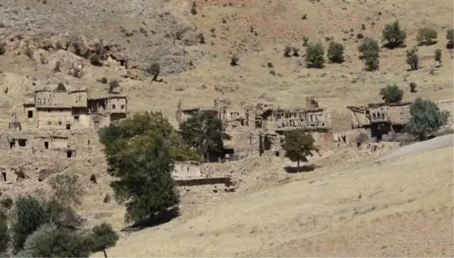 43 yıldır terk edilen Çobandurağı köyü kaderine terk edildi