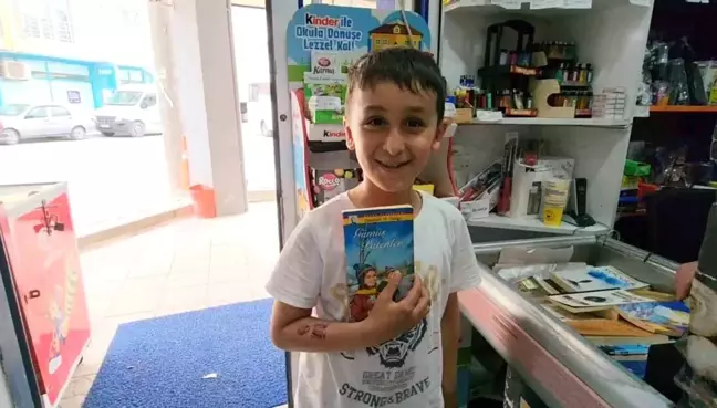 Bursa'da Mahalle Sakinlerini Kitap Okumaya Teşvik Eden Market Sahibi Takdir Topluyor