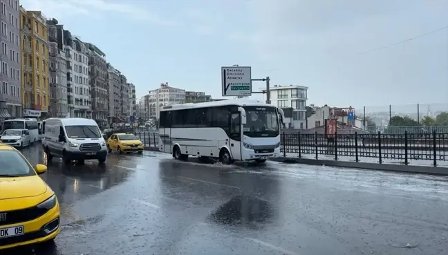 İstanbul'da Yağış Nedeniyle Trafikte Yoğunluk