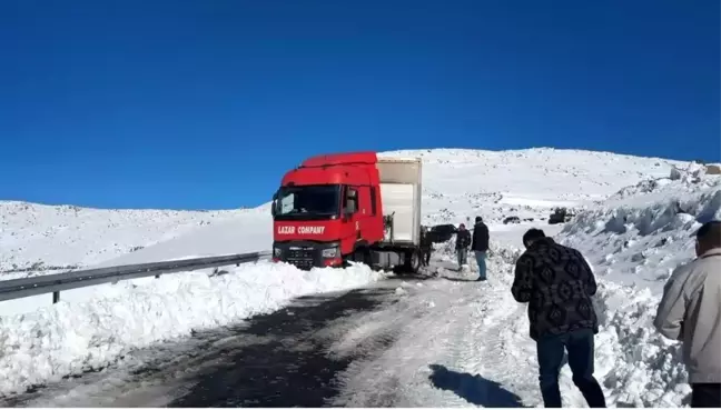 Artvin'de Kar Yağışı Ulaşımı Olumsuz Etkiliyor