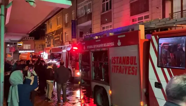 Bağcılar'da Çatı Katında Yangın: Patlayan Mutfak Tüpü Panik Yaratladı