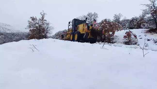 Afyonkarahisar'da Kar Temizleme Çalışmaları Aralıksız Sürüyor