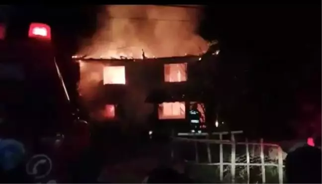 Bartın'da 2 katlı ahşap bina yandı