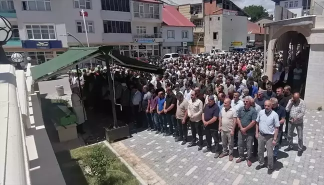 Gümüşhane'de trafik kazasında hayatını kaybeden hamile kadının cenazesi toprağa verildi