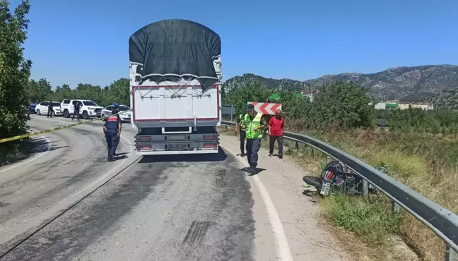 Isparta'da Kamyon-Motosiklet Çarpışması: 2 Genç Hayatını Kaybetti