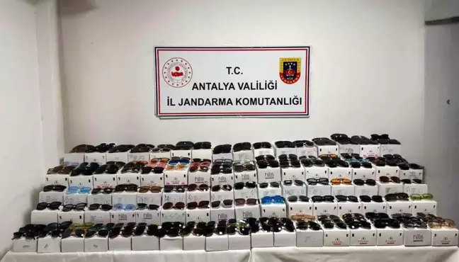 Antalya'da Kaçak Güneş Gözlüğü Operasyonu: 5 Bin Adet Ele Geçirildi