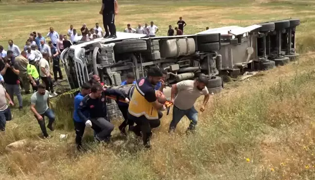 Muş'ta çimento taşıma aracı şarampole yuvarlandı, bir kişi yaralandı