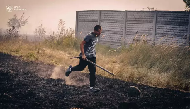 Ukrayna'da çıkan çalı yangını köye sıçramadan kontrol altına alındı