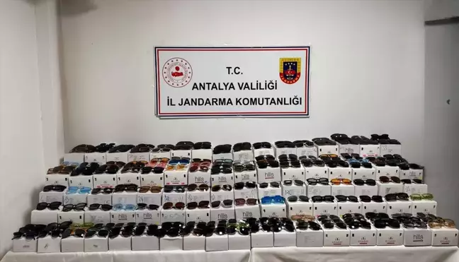 Antalya'da Gümrük Kaçağı 5 Bin Güneş Gözlüğü Ele Geçirildi