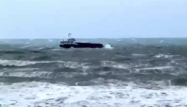 Sarıyer Kilyos'da Fırtına Nedeniyle Kuru Yük Gemisi Sürüklendi