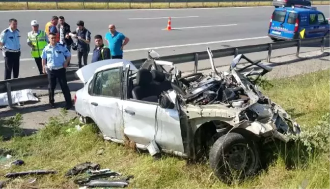 Otomobil, Emniyet Şeridindeki Tır'a Çarptı: 4 Ölü, 1 Yaralı