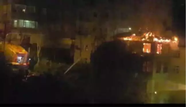 Rize'de Çıkan Yangında 3 Katlı Ahşap Ev Kül Oldu