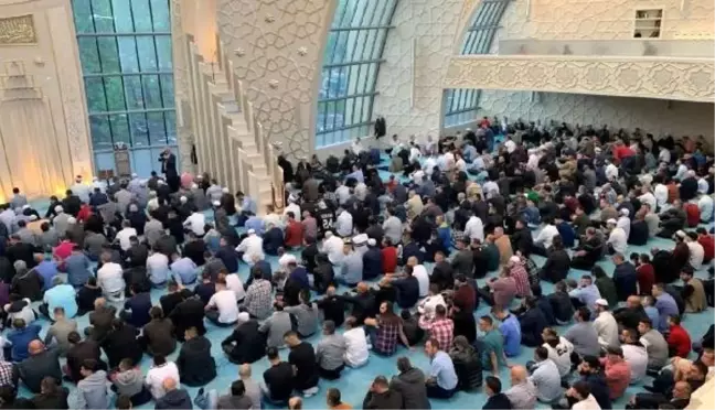 Almanya'da Müslümanlar bayram namazı için camilere akın etti