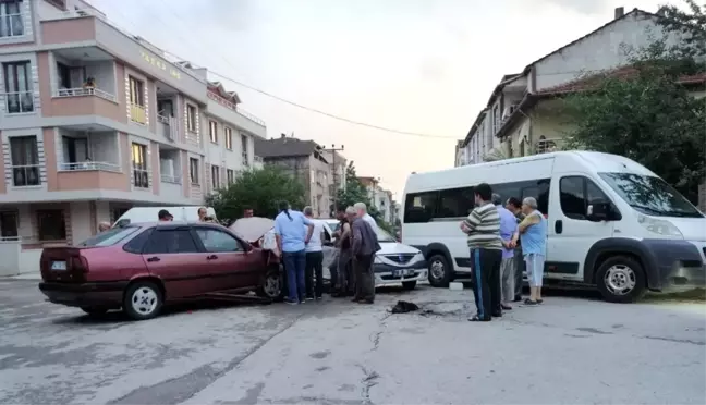Kaza yapan otomobil alev aldı