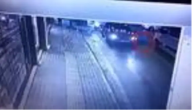 Bursa'da, servis minibüsünün kadına çarptığı kaza anı güvenlik kamerasında