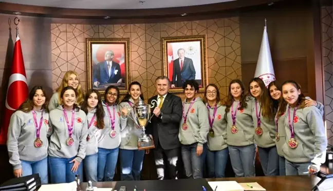 İzmir Büyükşehir Belediyespor Kadın Sutopu Takımı Şampiyonluk Kutlaması