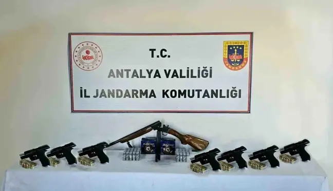 Antalya'da Ruhsatsız Silah Operasyonu: 7 Tabanca ve 1 Av Tüfeği Ele Geçirildi