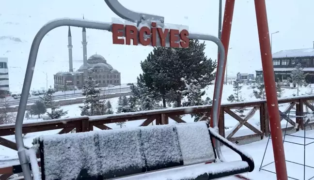 Erciyes Kayak Merkezi'nde Yağan Kar, Tatilcilerin Yüzünü Güldürdü