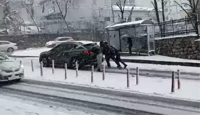 İstanbul Arnavutköy'de Kar Nedeniyle Araçlar Yolda Kaldı