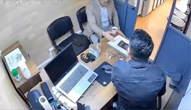 Bursa'da Deprem Panik Yarattı, Çayını Alan Müşteri Dışarı Kaçtı