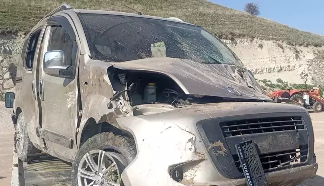Ankara'da Kontrolden Çıkan Otomobilin Devrilmesi Sonucu 2 Yaralı