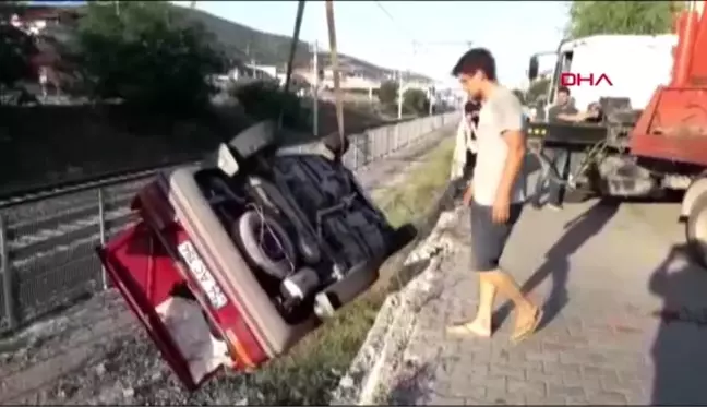 Demir yolunun yanına uçan otomobildeki baba- kız yaralandı