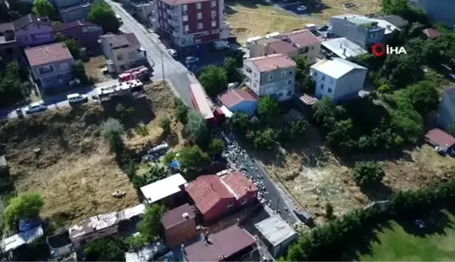 Freni patlayan turşu yüklü tır evin duvarına çarparak durabildi.