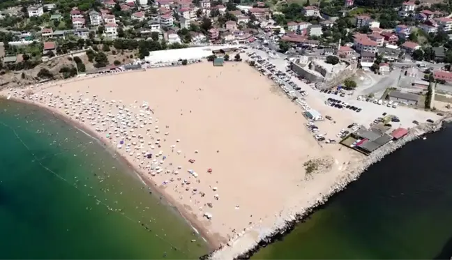 Sıcaktan bunalan İstanbullular Riva plajına akın etti