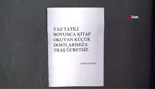 Kitap okuyan çocukları ücretsiz tıraş ediyor