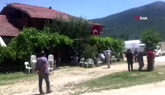 Burdur'lu şehidin evi Türk Bayraklarıyla donatıldı