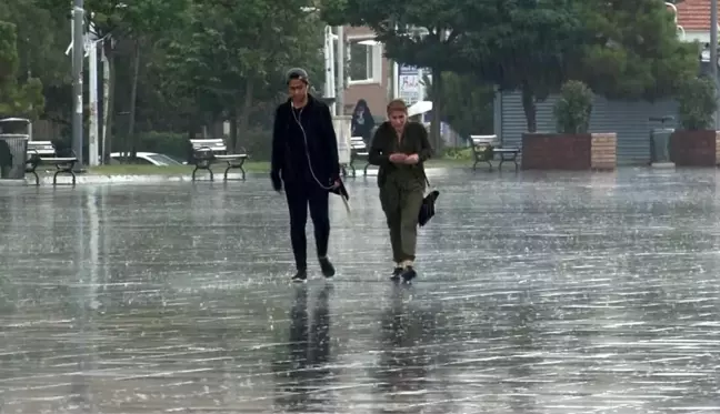 İstanbul'da vatandaşlar sağanak yağmura uyandı