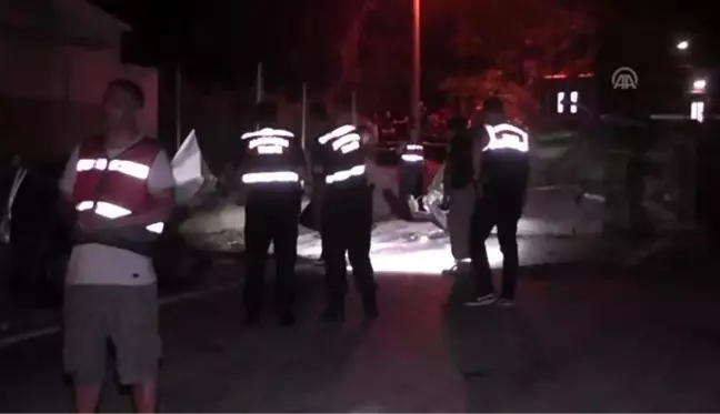 İzmir'de iki otomobil çarpıştı: 2 ölü, 1 yaralı