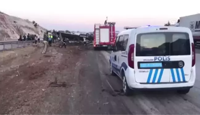 Gaziantep'te tır devrildi: 3 ölü