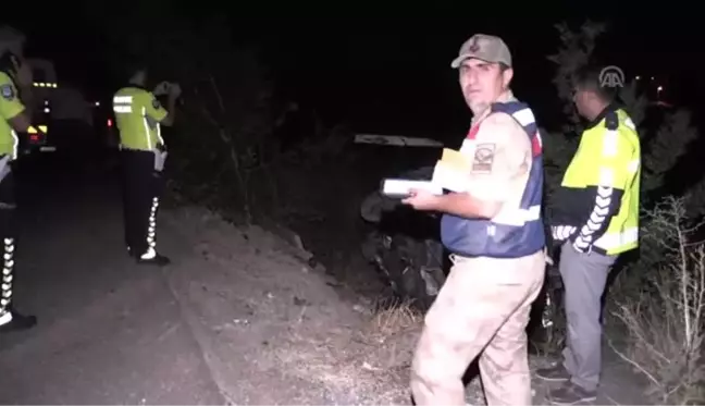 Otomobil, traktörün arkasındaki buğday yüklü römorka çarptı: 4 yaralı