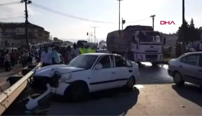 MANİSA Kula'da kavşakta TIR otomobil ile çarpıştı 1 ölü, 2 yaralı