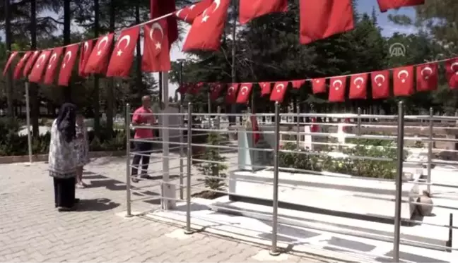 Şehit Halisdemir'in kabrinde ziyaretçi yoğunluğu