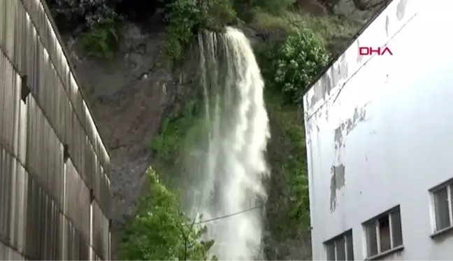 ZONGULDAK Sağanak yağmur nedeniyle bir evi su bastı, TIR su kanalına devrildi