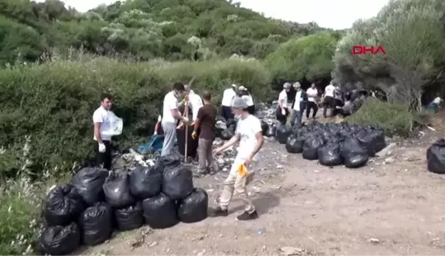 ÇANAKKALE Assos, kaçak göçmenlerden kalan çöplerden temizleniyor