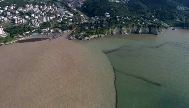 Düzce'de yaşanan sel sonrası deniz iki renk oldu