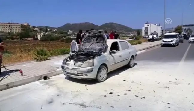 Antalya'da seyir halindeki otomobilde yangın