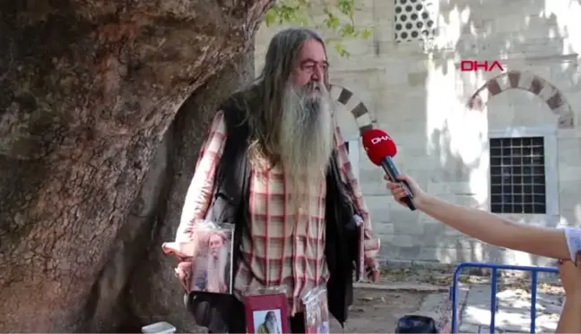 İSTANBUL-SAHAFLAR ÇARŞISI'NIN SEMBOL İSMİ KİTAPLARINI ÜSTÜNE ASARAK SATIYOR