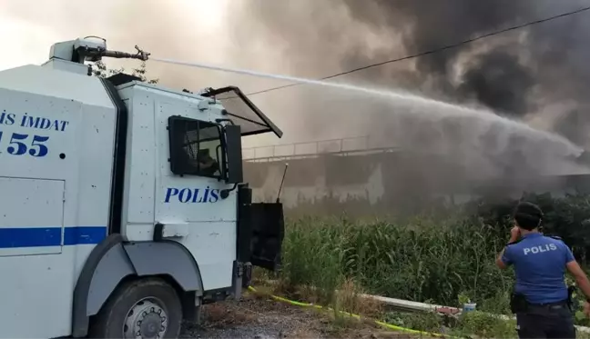 Mağaza yangınını söndürme çalışmasına TOMA'lar da destek verdi