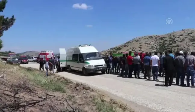 Burdur'daki kazada ölen 3 kişi toprağa verildi