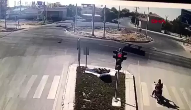 Otomobil, ışık ihlali yapan motosiklete çarptı: 4 yaralı; KAZA ANI KAMERADA