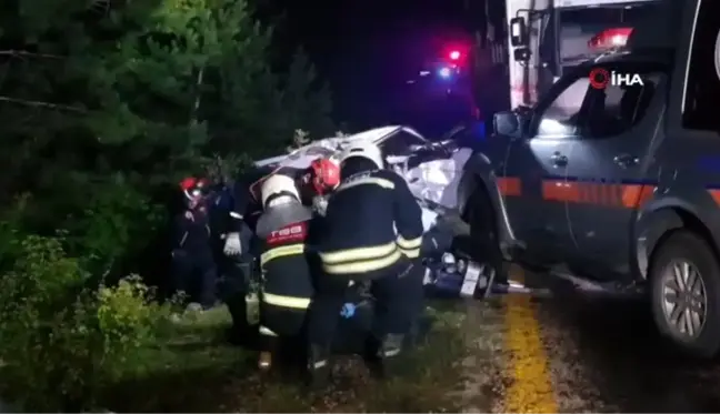 Otomobil tomruk yüklü kamyonla çarpıştı: 2 ölü, 2 yaralı